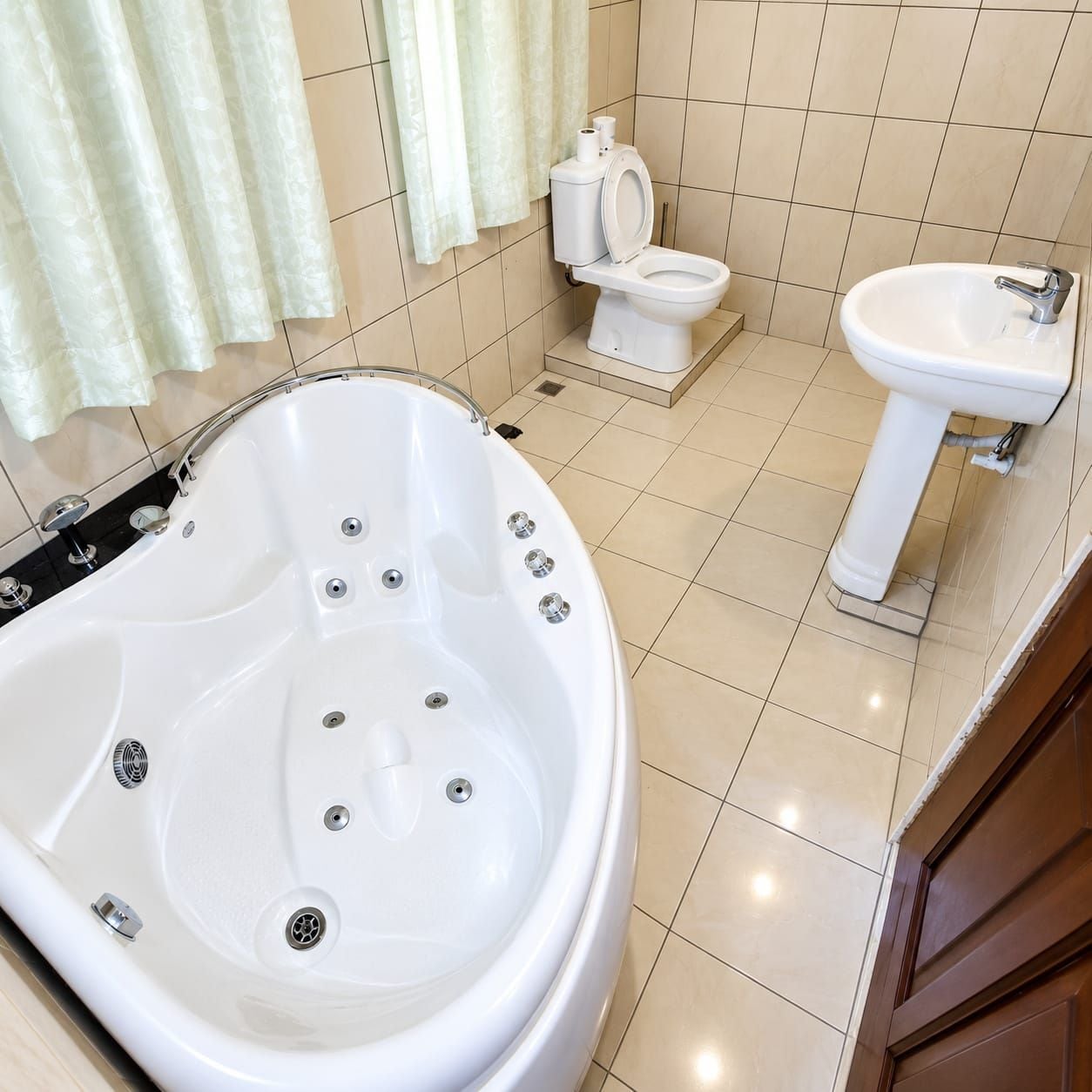 Une salle de bain avec une baignoire, des toilettes et un lavabo.