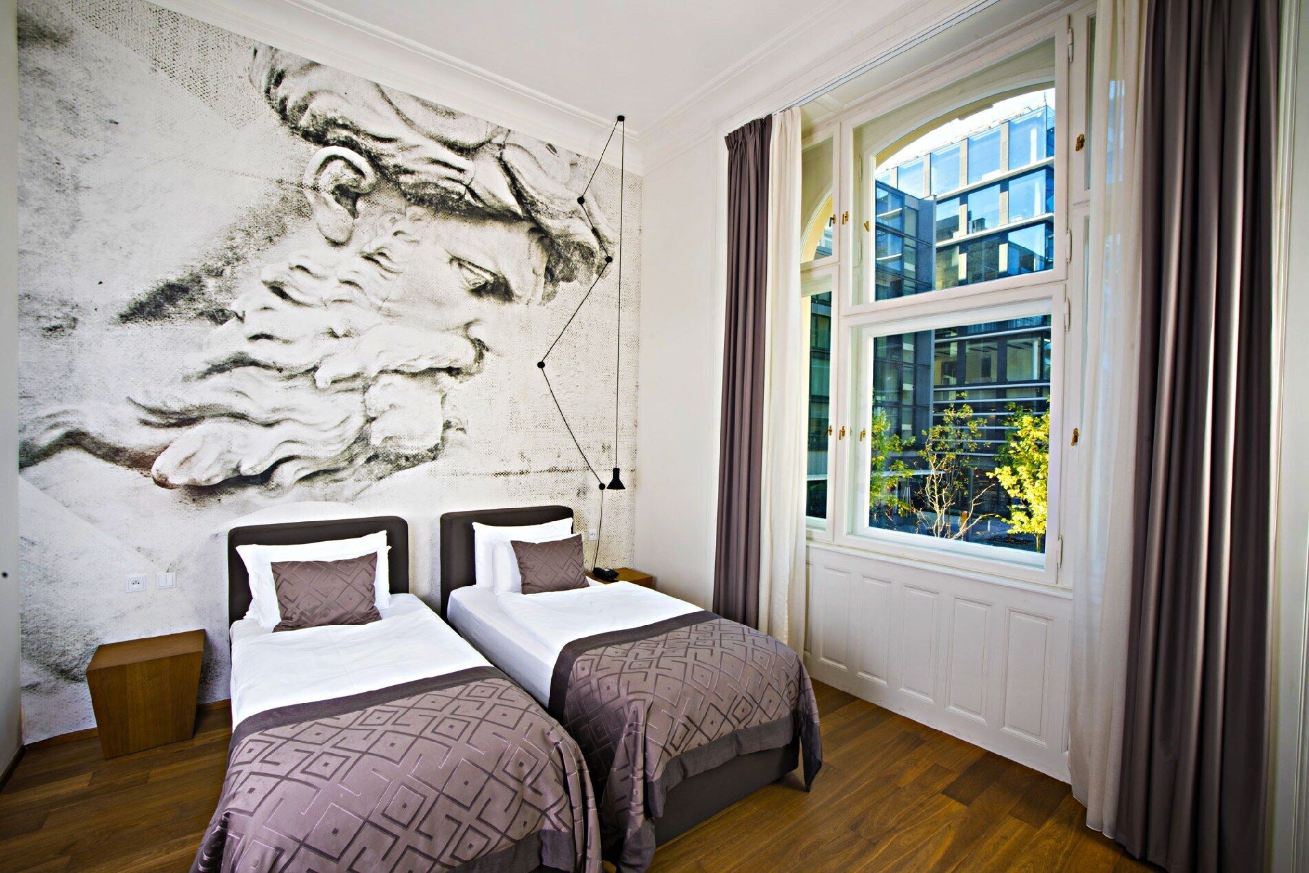 Camera con 2 letti singoli, balcone, vista lago | Una scrivania, ferro/asse da stiro, Wi-Fi gratuito