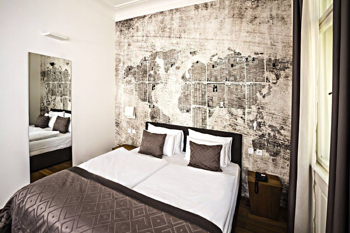 Una scrivania, ferro/asse da stiro, Wi-Fi gratuito