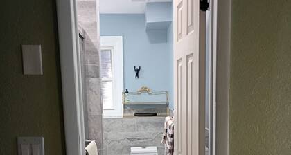 Welcoming 2-bedroom apartment in vibrant Westwood perfect for your stay