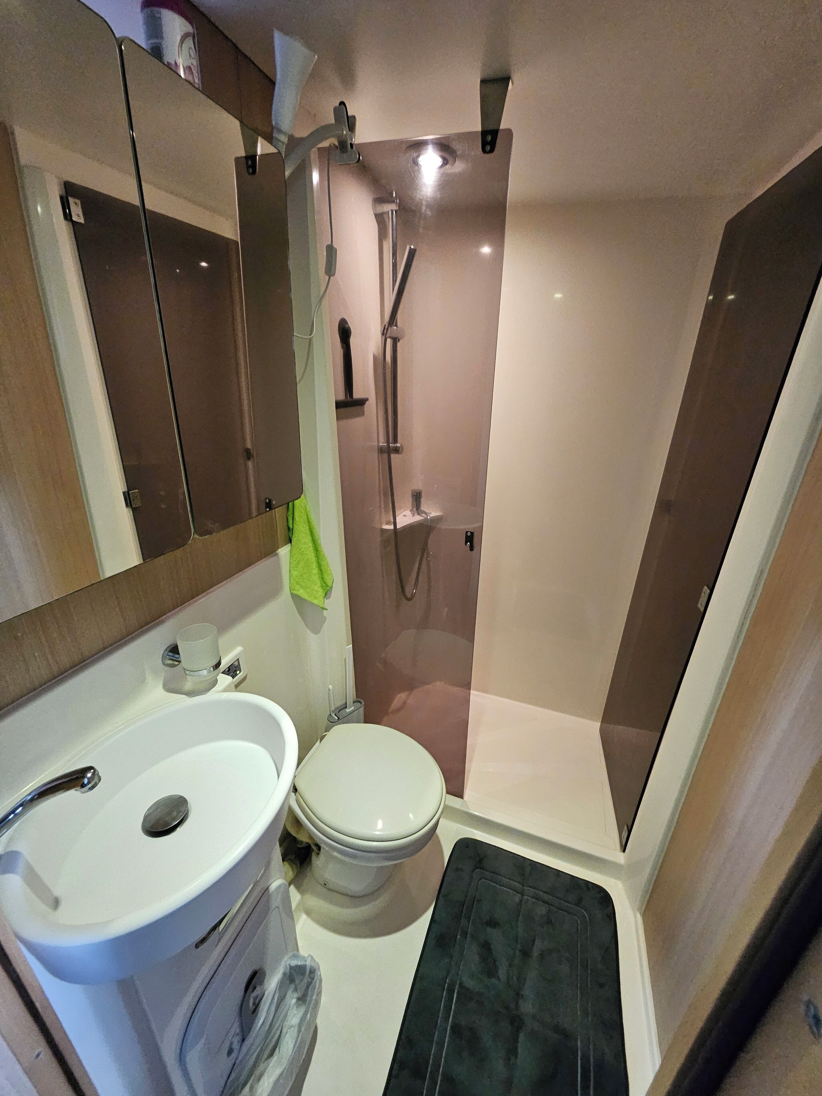 シャワー、タオル、石鹸、トイレットペーパー