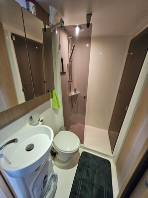 Dusche, Handtücher, Seife, Toilettenpapier