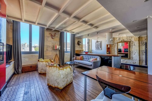 Charming Bordeaux Apartment: 2 Bedrooms, Free Parking!