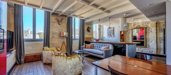 Charming Bordeaux Apartment: 2 Bedrooms, Free Parking!