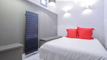 BĂŒgeleisen/BĂŒgelbrett, Reisekinderbett, WLAN, BettwĂ€sche