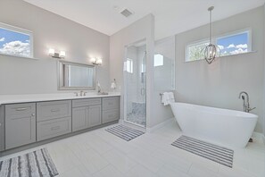 Shower, hair dryer, towels - Dockside Dream at Bonita Beach - Pool Home with  Private Dock and Gulf Access (Bonita Springs)