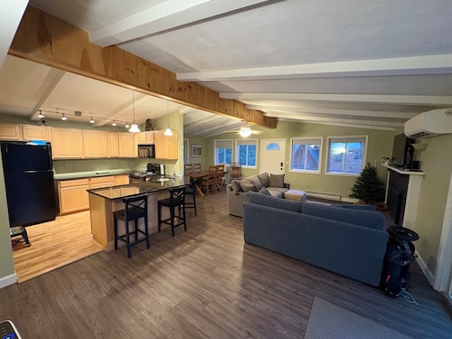 Happy Tails Hideaway  4 Bedroom Chalet located near everything
