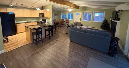 Happy Tails Hideaway 4 Bedroom Chalet located near everything