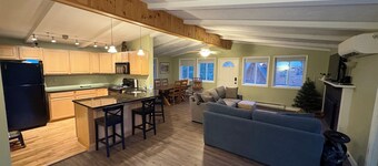 Happy Tails Hideaway 4 Bedroom Chalet located near everything
