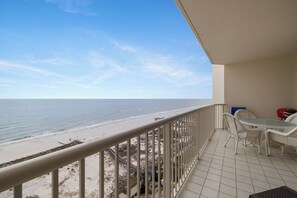 Outdoor dining - The Beach Club 1505A by Liquid Life (Gulf Shores)