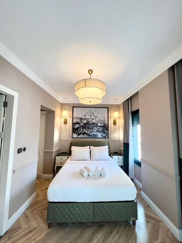 Comfort-Doppelzimmer, Stadtblick | Schreibtisch, laptopgeeigneter Arbeitsplatz, kostenloses WLAN