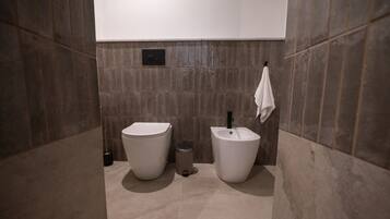 Asciugacapelli, bidet, asciugamani, sapone