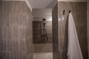 Asciugacapelli, bidet, asciugamani, sapone