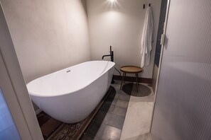 Asciugacapelli, bidet, asciugamani, sapone