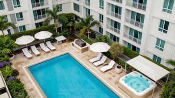 Utomhuspool och uppvärmd pool