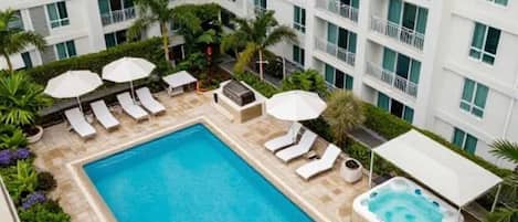 Een buitenzwembad, een verwarmd zwembad