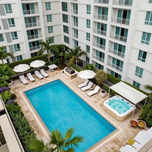 1BD/1BA . Pool View. Balcony. Kitchen. Free Parking.