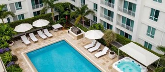 1BD/1BA . Pool View. Balcony. Kitchen. Free Parking.