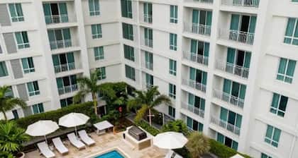 1BD/1BA . Pool View. Balcony. Kitchen. Free Parking.
