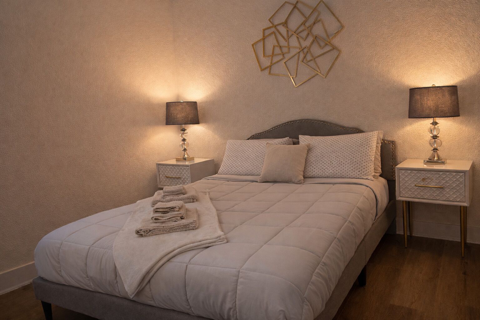 1 室のベッドルーム、デスク、アイロン / アイロン台、WiFi (無料)