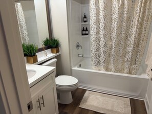 Hair dryer, towels, soap, toilet paper - Entire rental unit in Marina Del Rey, California. Extended 1 bedroom apartment. (Marina del Rey)