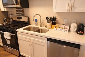 Frigorifero, microonde, forno, piano cottura