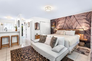 Tabla de planchar con plancha, wifi gratis y ropa de cama