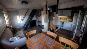 Un interno moderno con divano, tavolo da pranzo e angolo cottura.