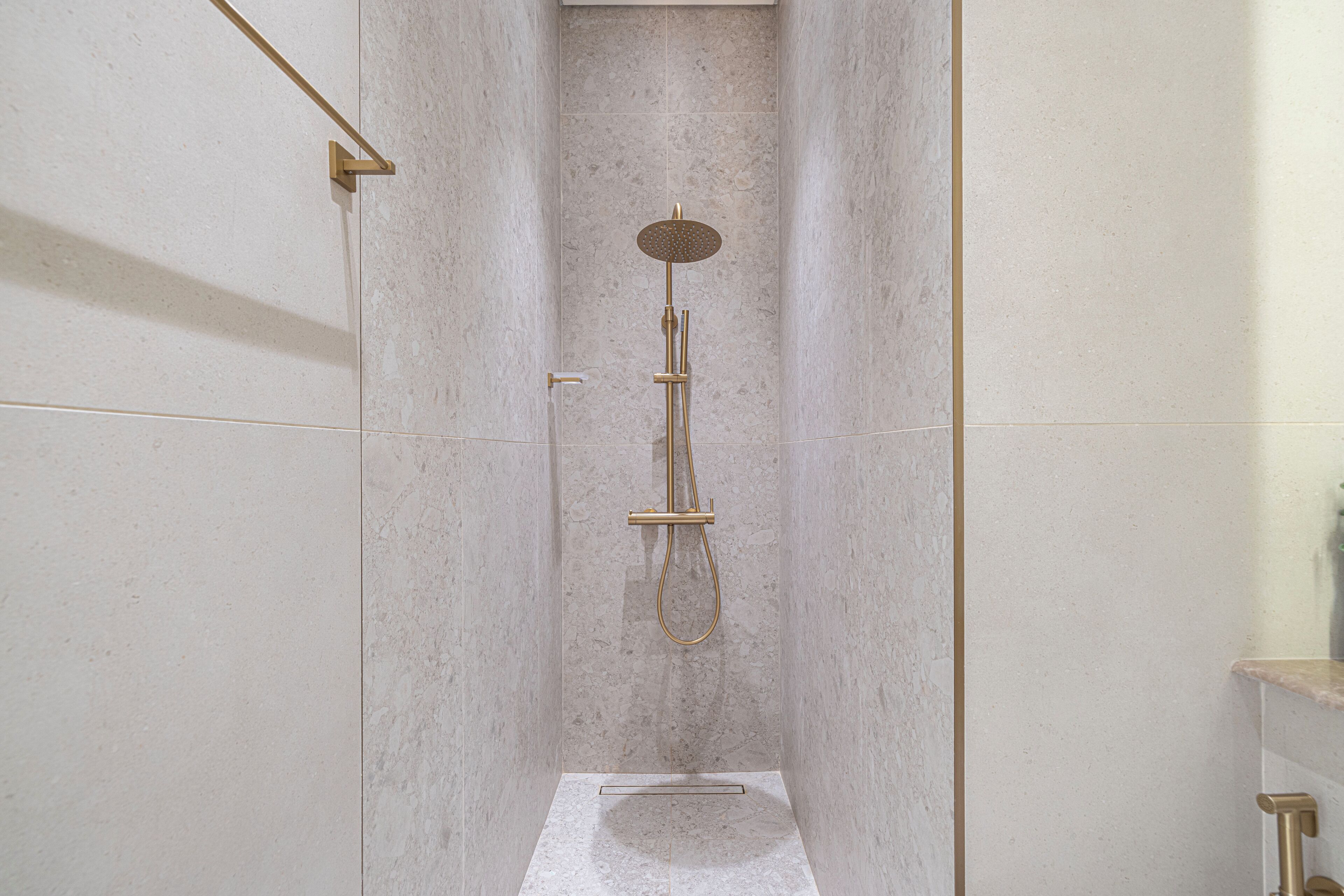 Eine moderne Dusche mit Handbrause und fest installierter Bedienung.