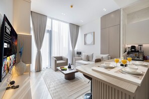 Luxury-Apartment, Balkon, Stadtblick | Wohnbereich