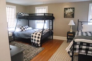 3 makuuhuonetta, silitysrauta/-lauta, ilmainen Wi-Fi, vuodevaatteet