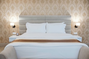 Kahden hengen perushuone, parveke, rantanäköala | Tallelokero huoneessa, pimennysverhot, ilmainen Wi-Fi, vuodevaatteet