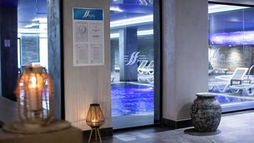 Piscina interna, piscina externa sazonal, guarda-sóis, espreguiçadeiras