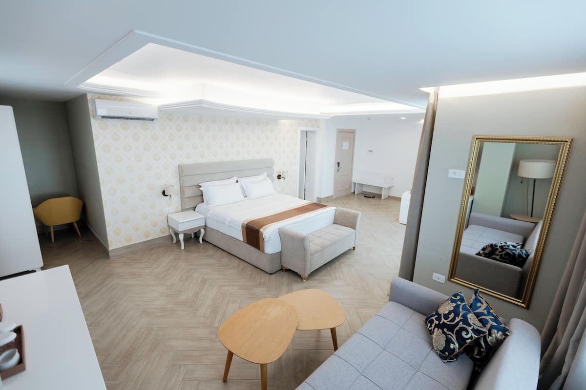 Suite Deluxe, balcó | Caixa forta a l'habitació, cortines opaques i wifi gratuïta