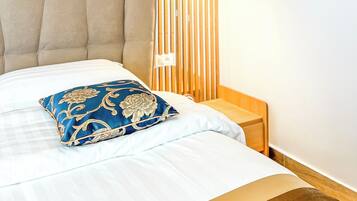 Quarto casal básico, sacada, vista para a praia | Cofres nos quartos, cortinas blackout, Wi-Fi de cortesia, roupa de cama