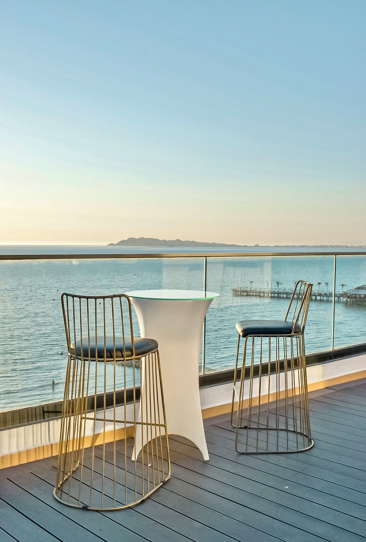 2 か所のバー / ラウンジ、プールサイドバー