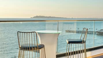 2 bars/lounges, poolside bar