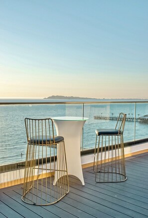 2 من البارات/الاستراحات، بار على حمام السباحة