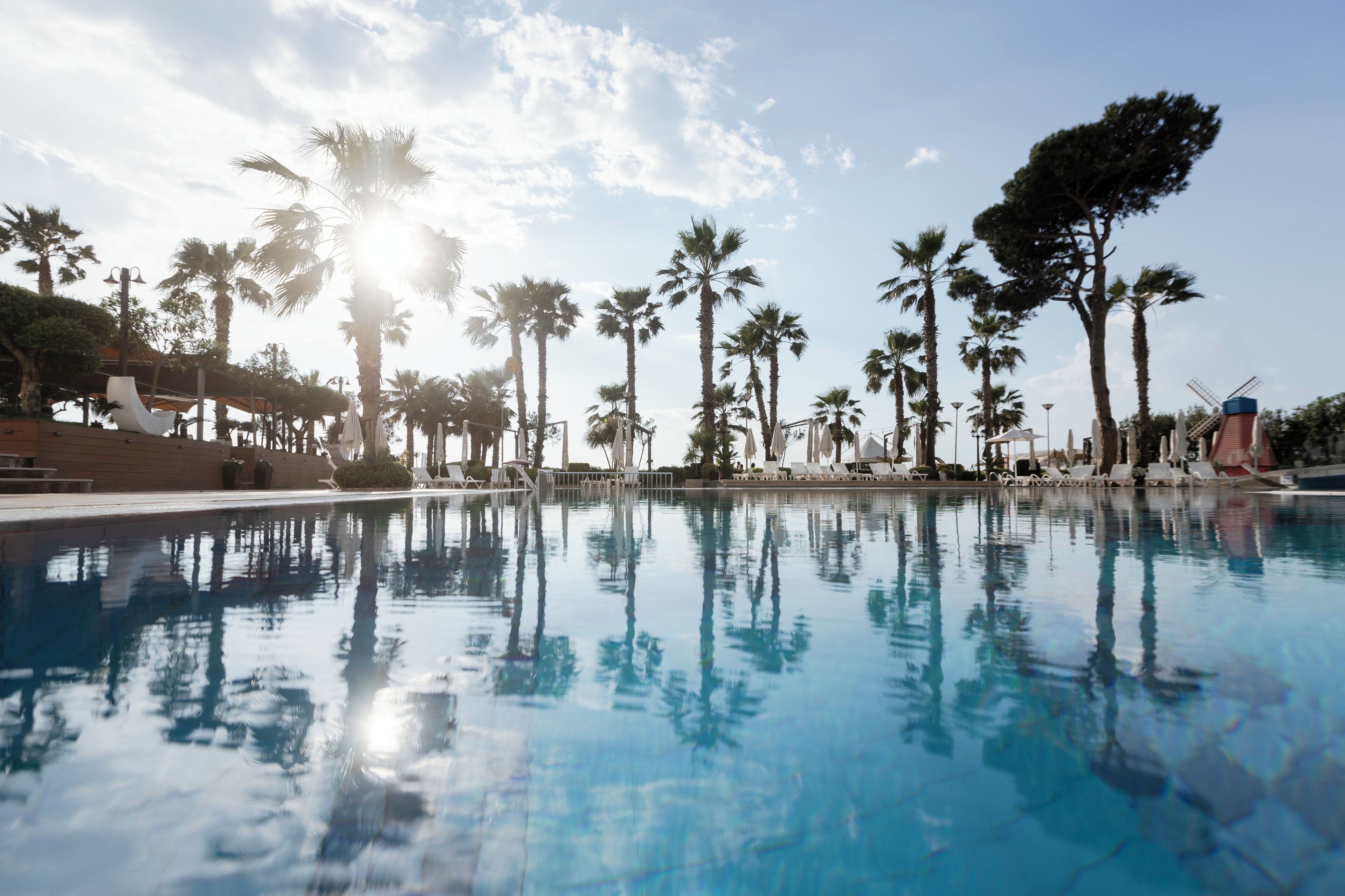 สระว่ายน้ำในร่ม, สระว่ายน้ำกลางแจ้งเปิดตามฤดูกาล, ร่มริมสระว่ายน้ำ