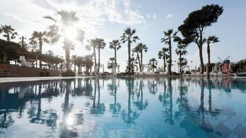 สระว่ายน้ำในร่ม, สระว่ายน้ำกลางแจ้งเปิดตามฤดูกาล, ร่มริมสระว่ายน้ำ