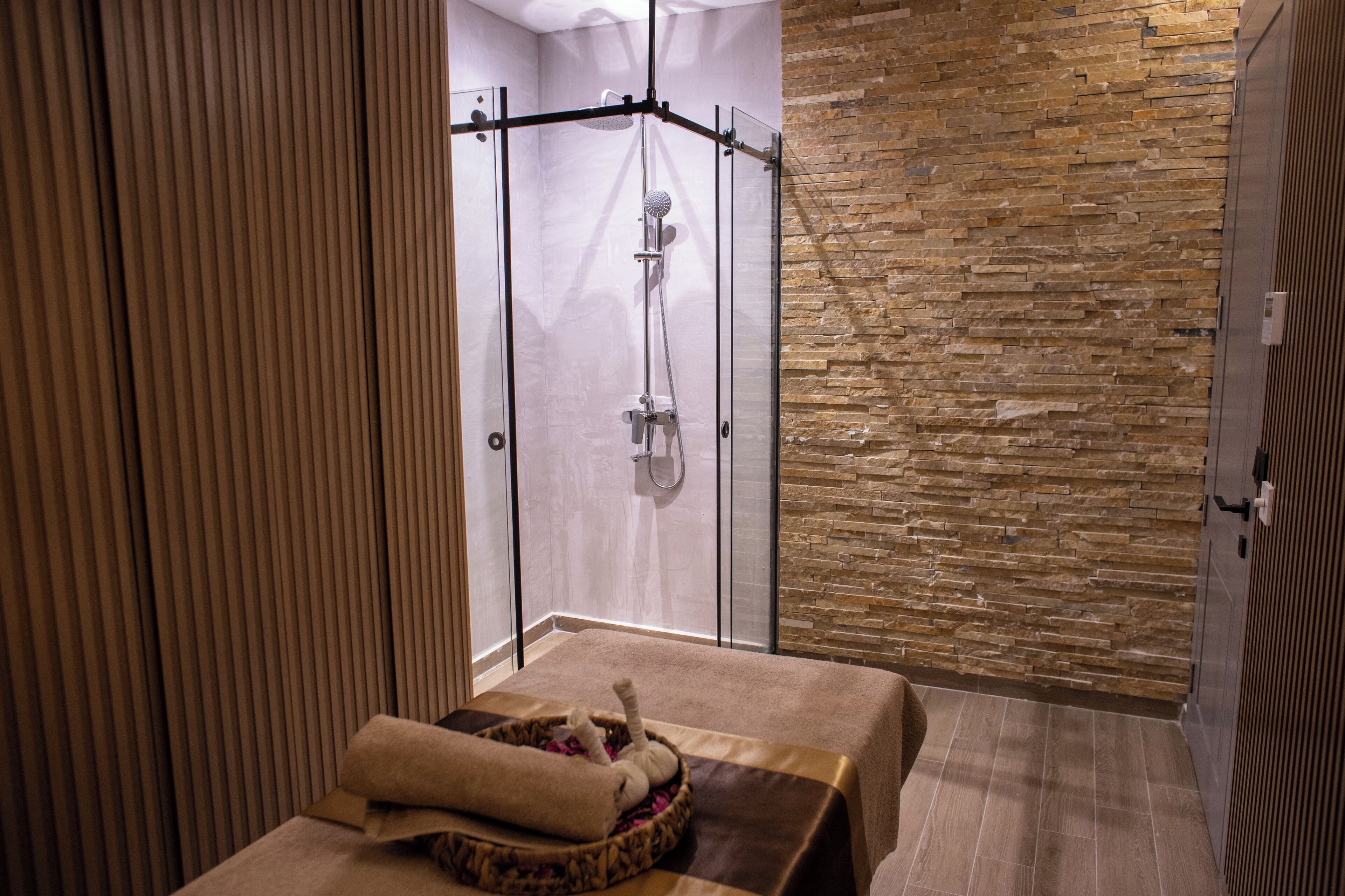 Sauna, steam room, Turkish bath/hammam, body treatments, mud baths