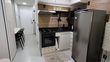 Appartement | Cuisine privée | Grand réfrigérateur, micro-ondes, four, plaque de cuisson