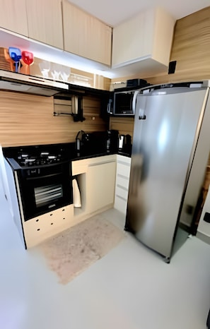Appartement | Cuisine privée | Grand réfrigérateur, micro-ondes, four, plaque de cuisson