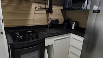 Apartamento | Cozinha privada | Geladeira grande, micro-ondas, fogão, cooktop