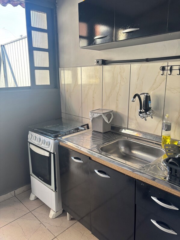 Refrigerador, parrilla de estufa y tetera eléctrica 