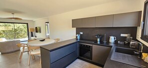 Fridge, microwave, oven, stovetop - CORSICA: LOUNICELI Villa with air conditioning, a pool, beaches, shops, and mountains (Zonza)