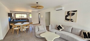 Smart TV, stereo - CORSICA: LOUNICELI Villa with air conditioning, a pool, beaches, shops, and mountains (Zonza)