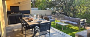 Outdoor dining - Air-conditioned Villa Louniceli near beach and shops (Zonza)