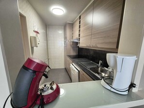 Fridge, microwave, oven, stovetop - Apartment sea-and harbourview 6p Blankenberge near Bruges (Blankenberge)
