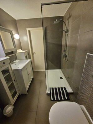Shower, hair dryer, soap, toilet paper - Apartment sea-and harbourview 6p Blankenberge near Bruges (Blankenberge)
